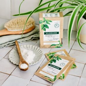 KLORANE CHAMPU MASCARILLA 2 EN 1 POLVO A LA ORTIGA Y A LA ARCILLA 8 SOBRES 3 G