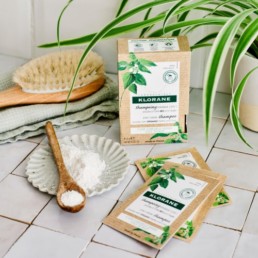 KLORANE CHAMPU MASCARILLA 2 EN 1 POLVO A LA ORTIGA Y A LA ARCILLA 8 SOBRES 3 G